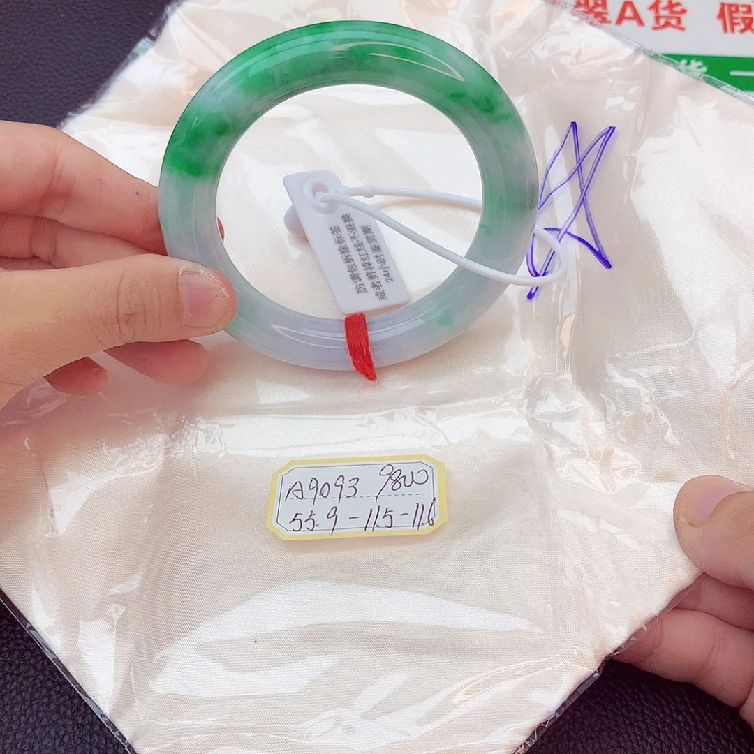 翡翠手镯未镶嵌翡翠