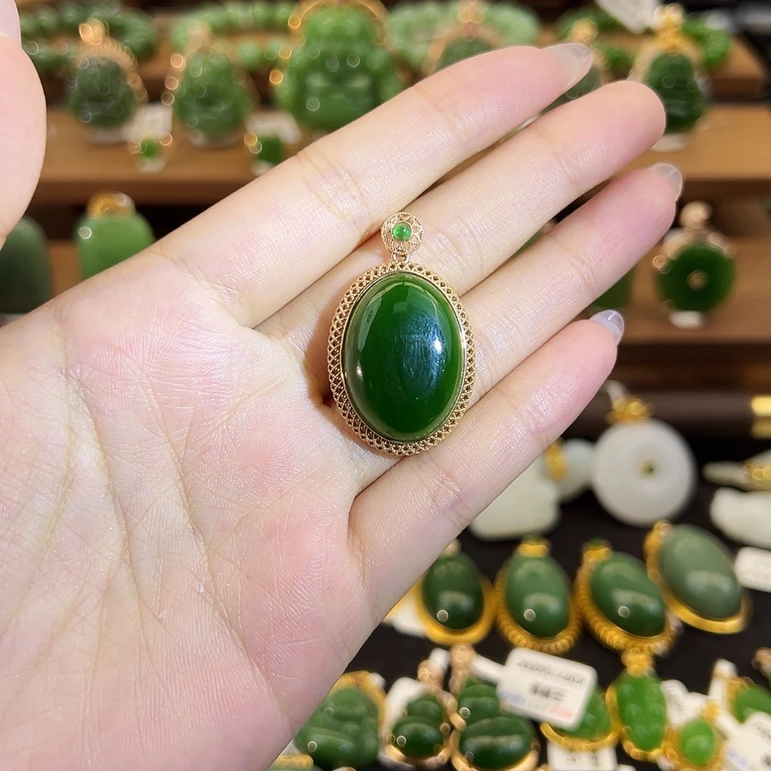 人***途和田玉18K金镶嵌吊坠(不含链)老坑菠菜绿蛋面25mm