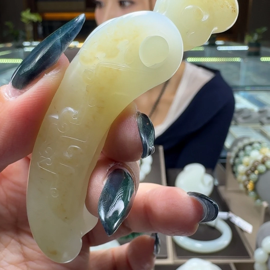 m***e和田玉未镶嵌颈饰