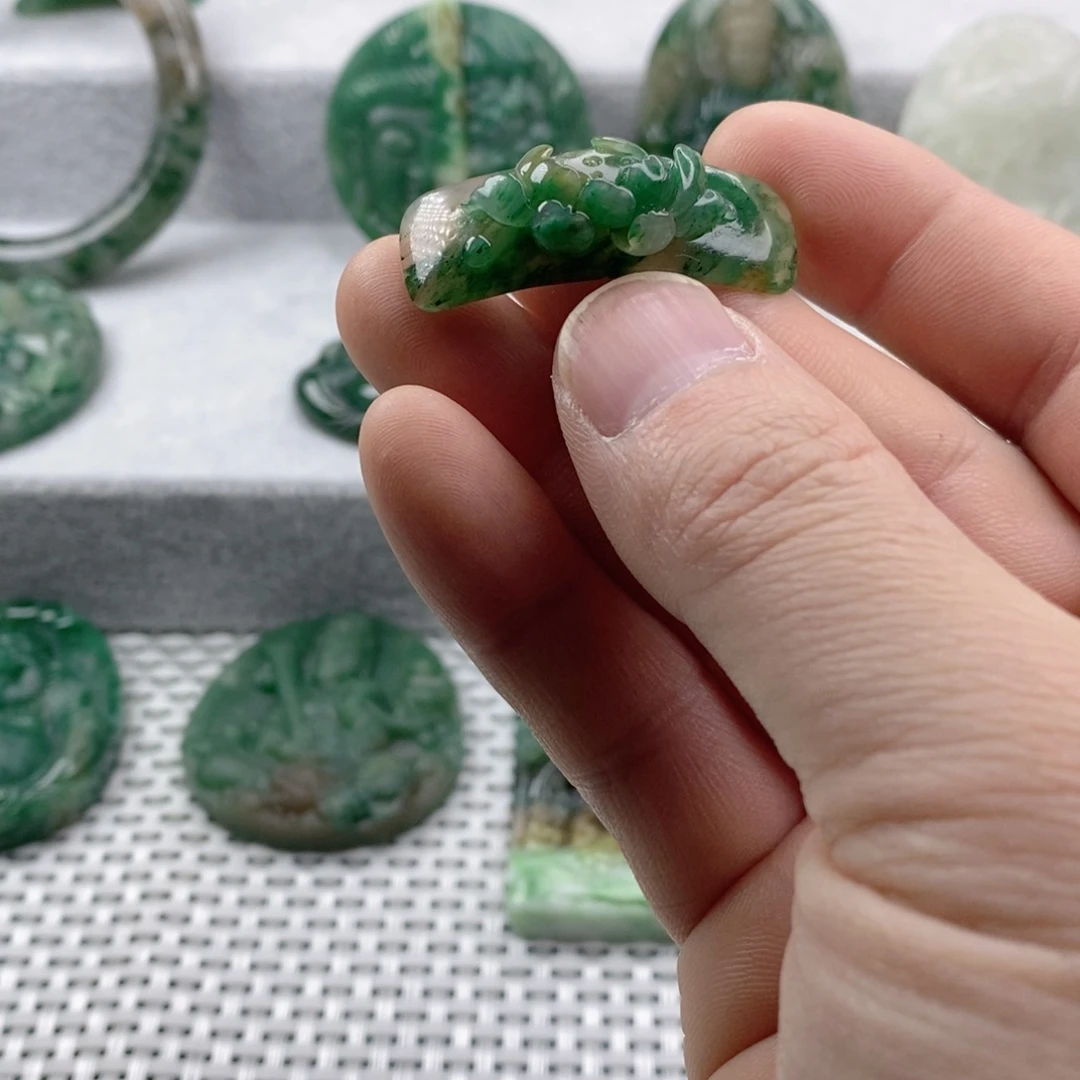 独山玉未镶嵌颈饰