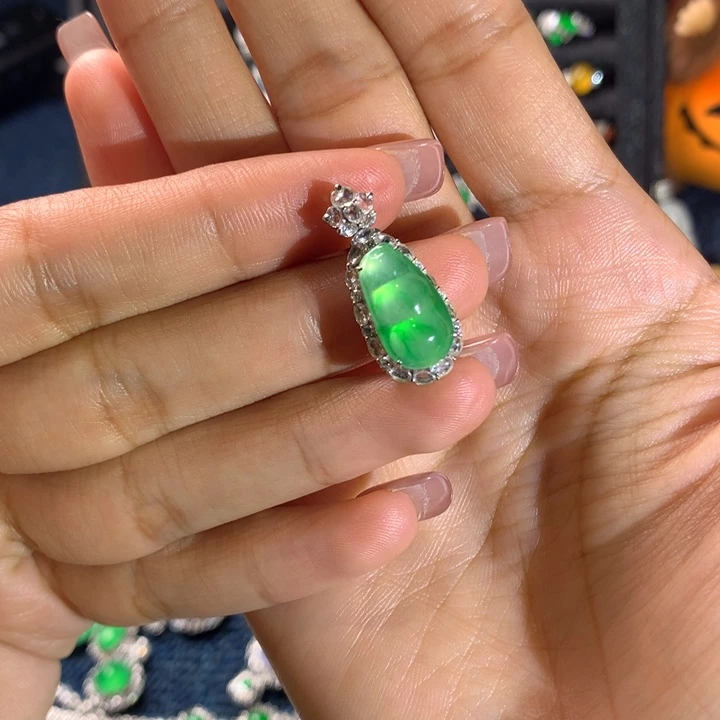 翡翠18K金镶嵌颈饰福豆