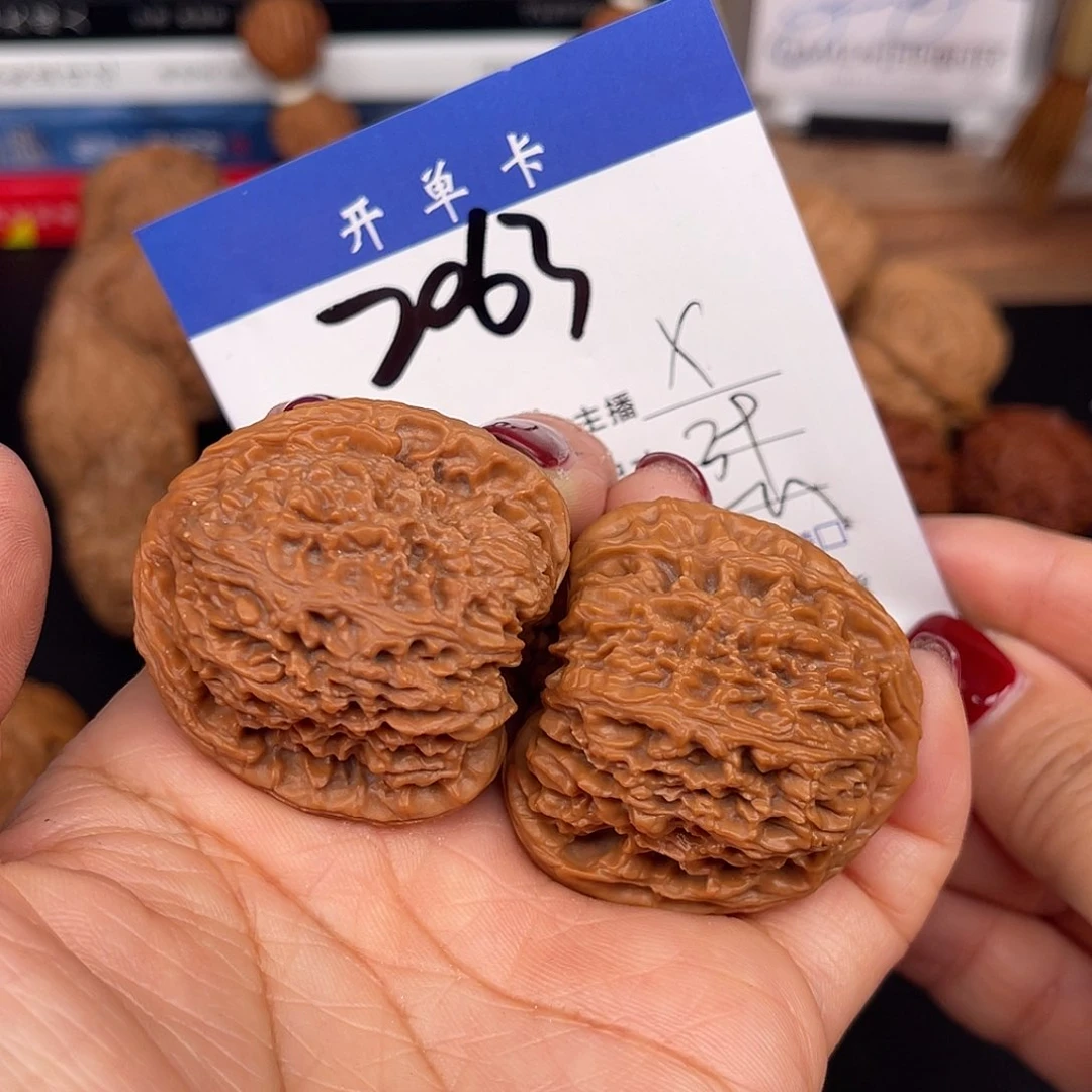 文玩核桃吊坠南疆石39尺。 无刀修。 2063