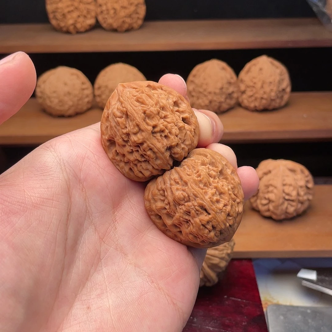 文玩核桃把件39边肚高全家福红皮三角南疆石