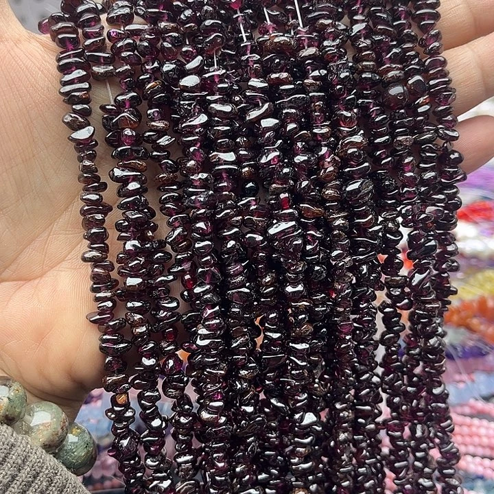 玛瑙/玉髓未镶嵌珠宝半成品一条4mm左右紫牙乌石榴石碎石