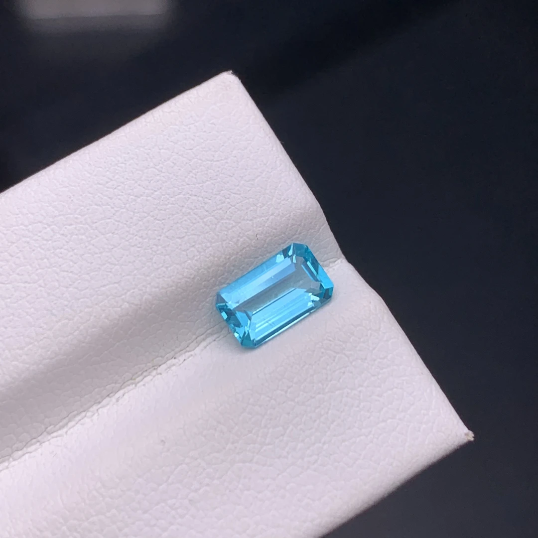 1.02克拉 蓝色磷灰石裸石 5x8 全净体