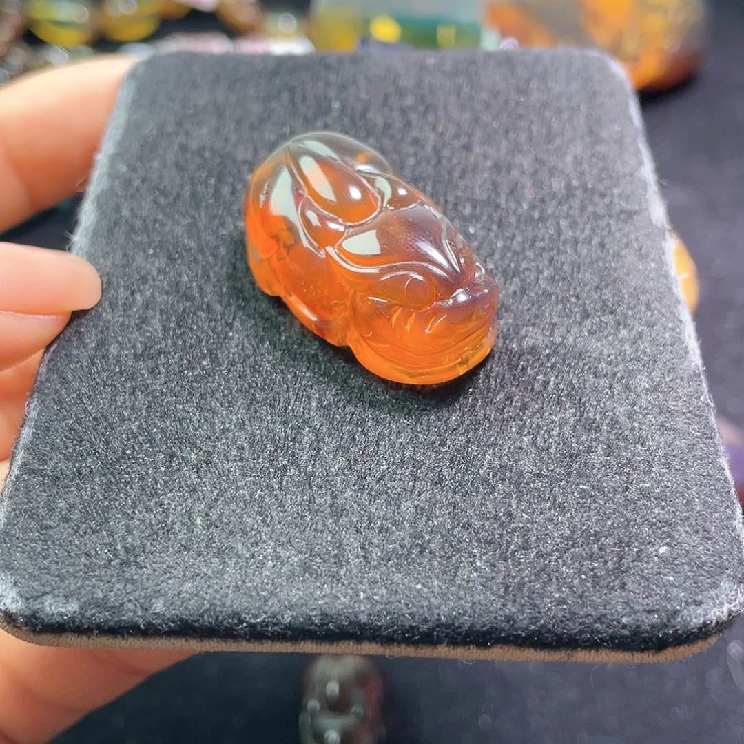 琥珀裸石未镶嵌？