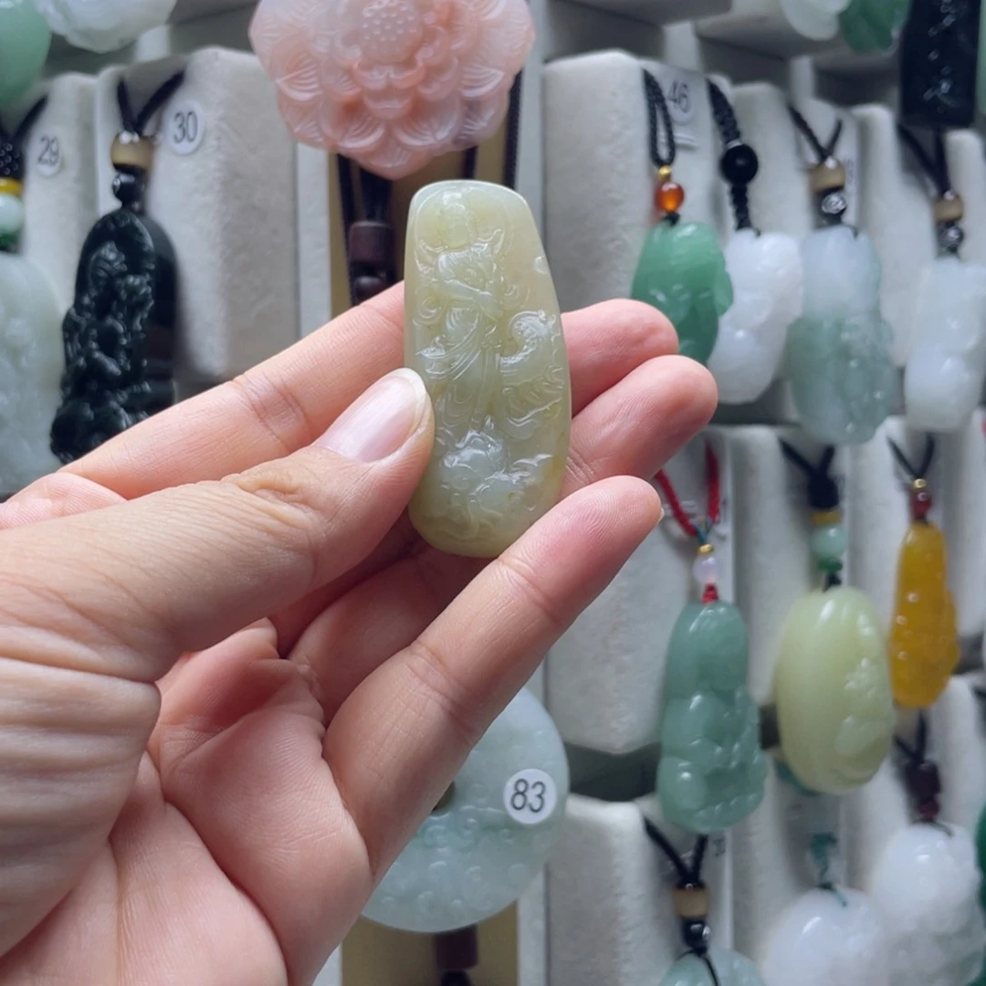 石英质玉（金丝玉）未镶嵌颈饰夜*