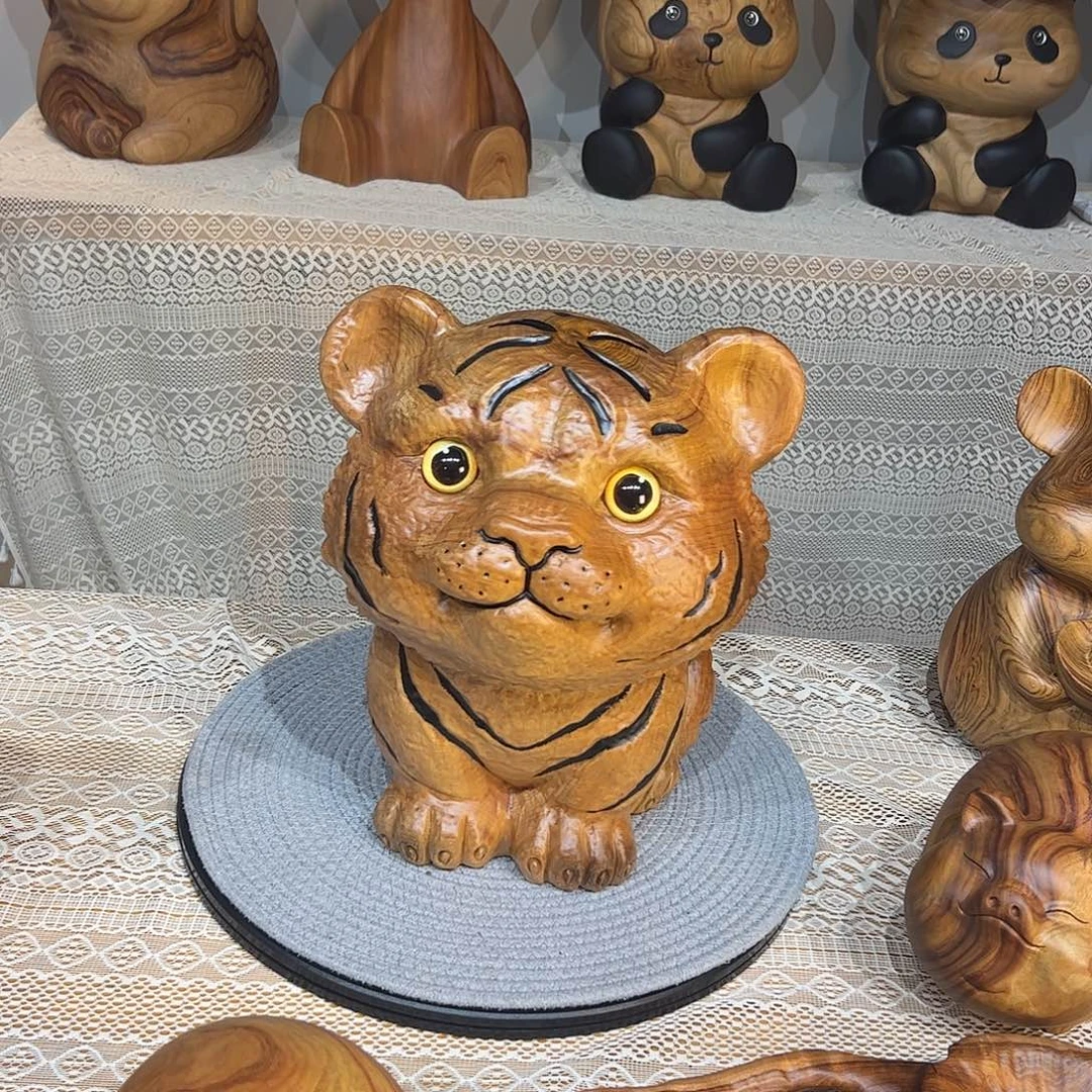 钢***女香樟木小脑虎摆件