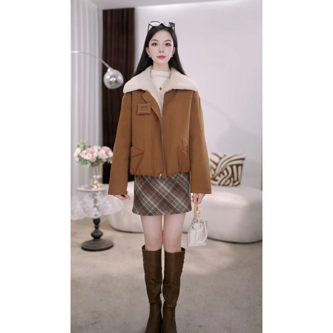 2025年秋冬新款设计师气质短款复合皮毛一体女士时尚两面可穿外套