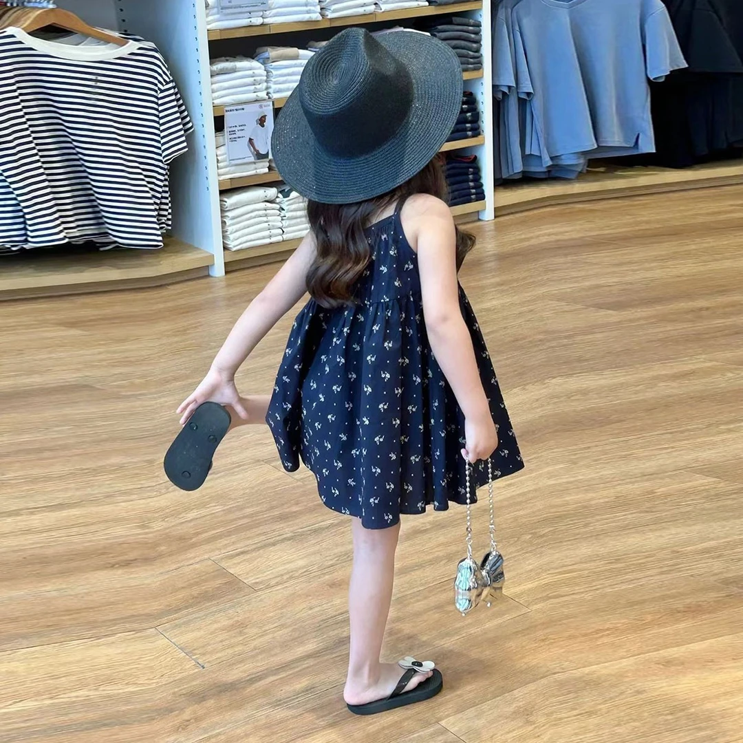 女童连衣裙夏季2025新款洋气时髦碎花藏蓝色小童甜美儿童背心裙子