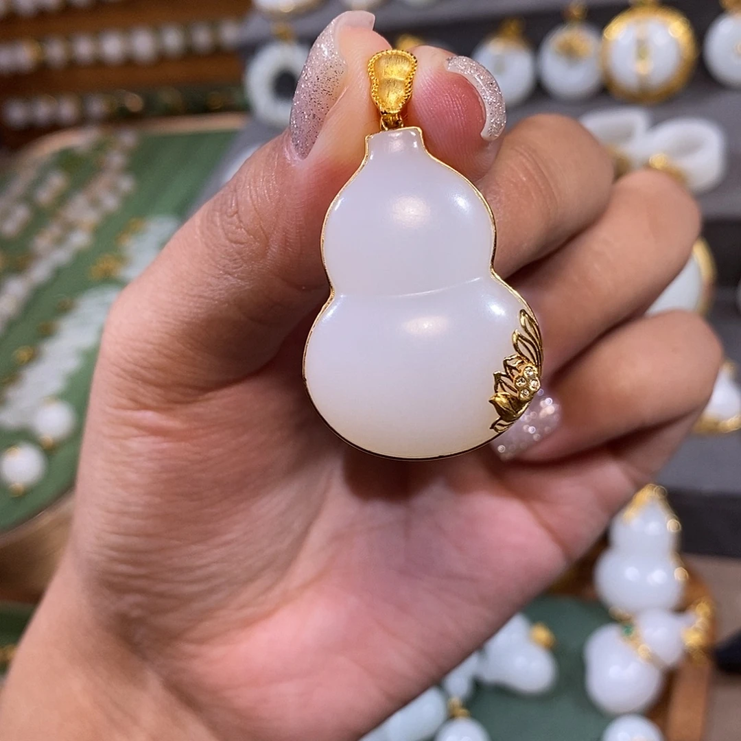 和田玉18K金镶嵌颈饰