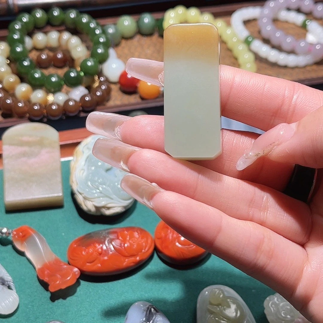 和田玉未镶嵌颈饰糖白无事