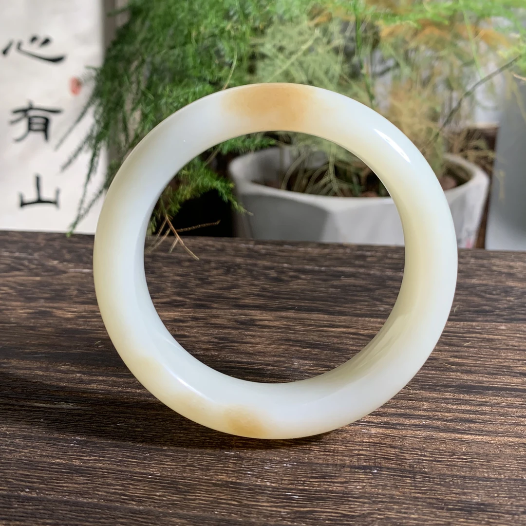 新入一只和田玉手镯，温润似脂，那一抹暖黄糖色圈口60，宽18，重95克