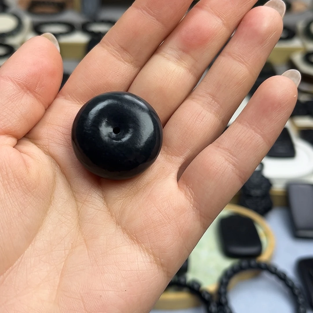 和田玉（墨玉）未镶嵌颈饰平安扣体验