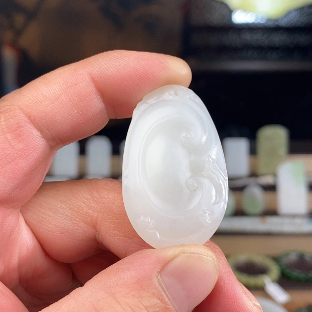 和田玉未镶嵌颈饰金山特细、如意