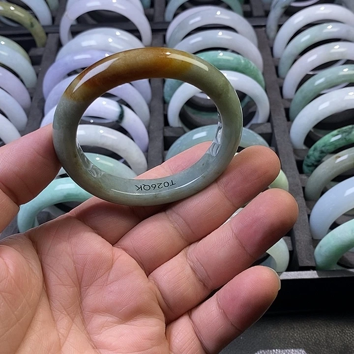 翡翠未镶嵌手镯4、贵妃，有石纹