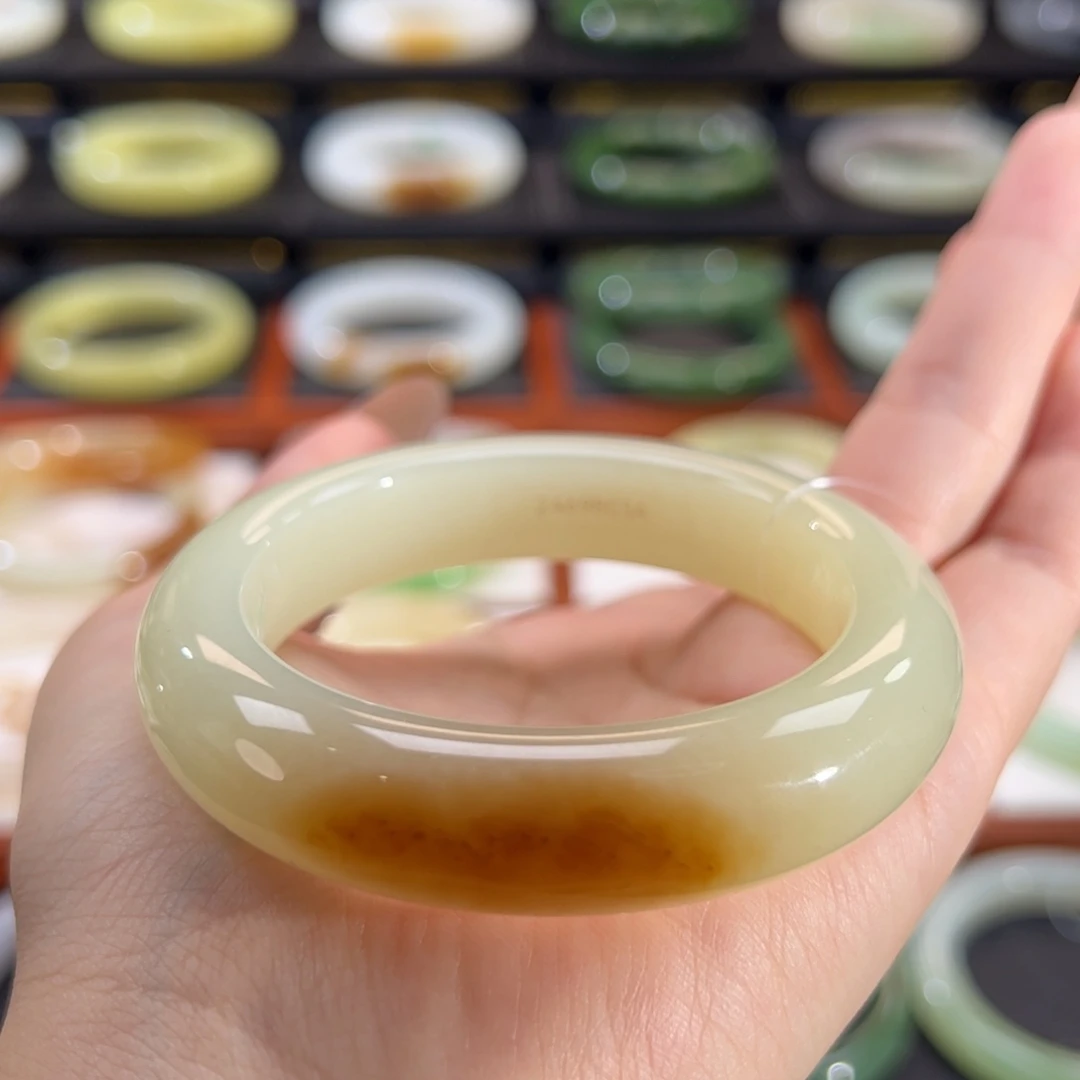 和田玉（黄玉）手镯未镶嵌一抹糖桂花