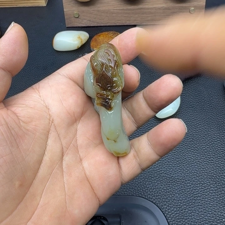 颈饰未镶嵌和田玉李**?