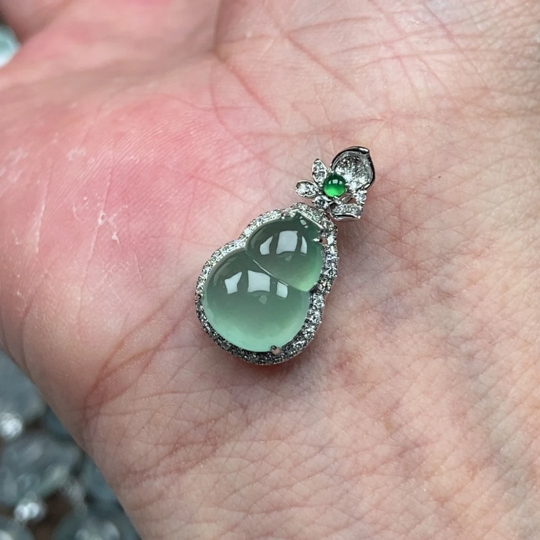 翡翠18K金镶嵌颈饰葫芦