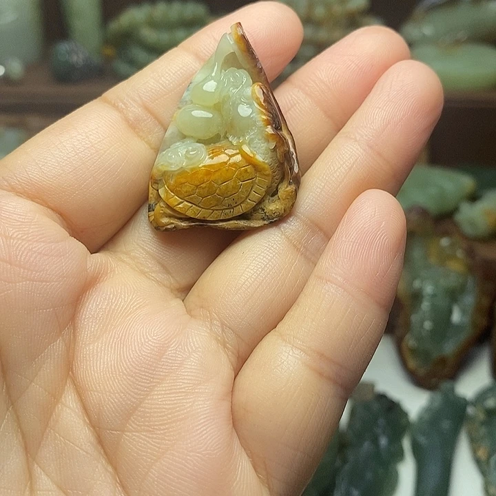 一***界颈饰未镶嵌岫岩河磨玉（透闪石质玉）