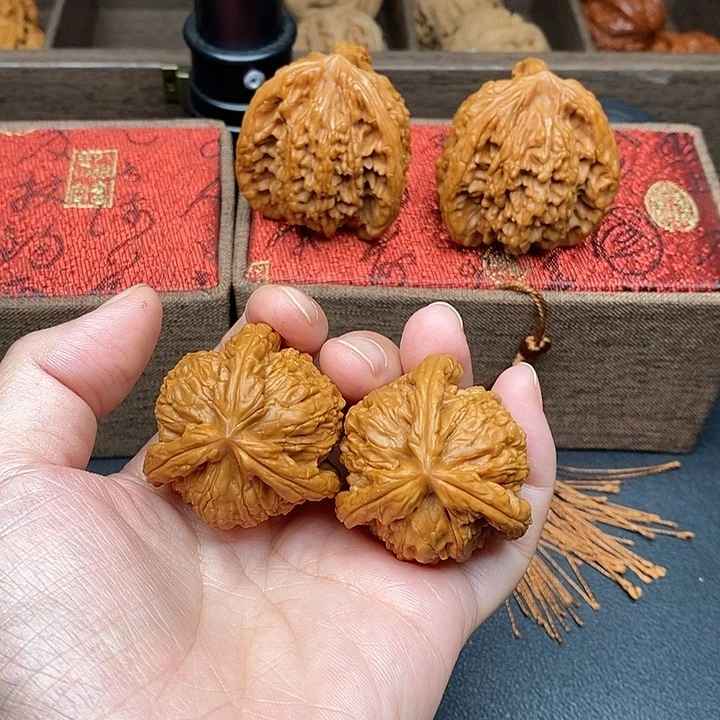 岩***丶文玩核桃把件白奔