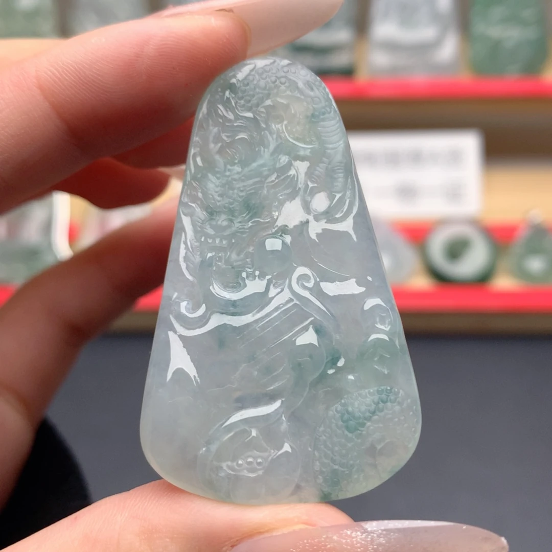 翡翠未镶嵌颈饰龙