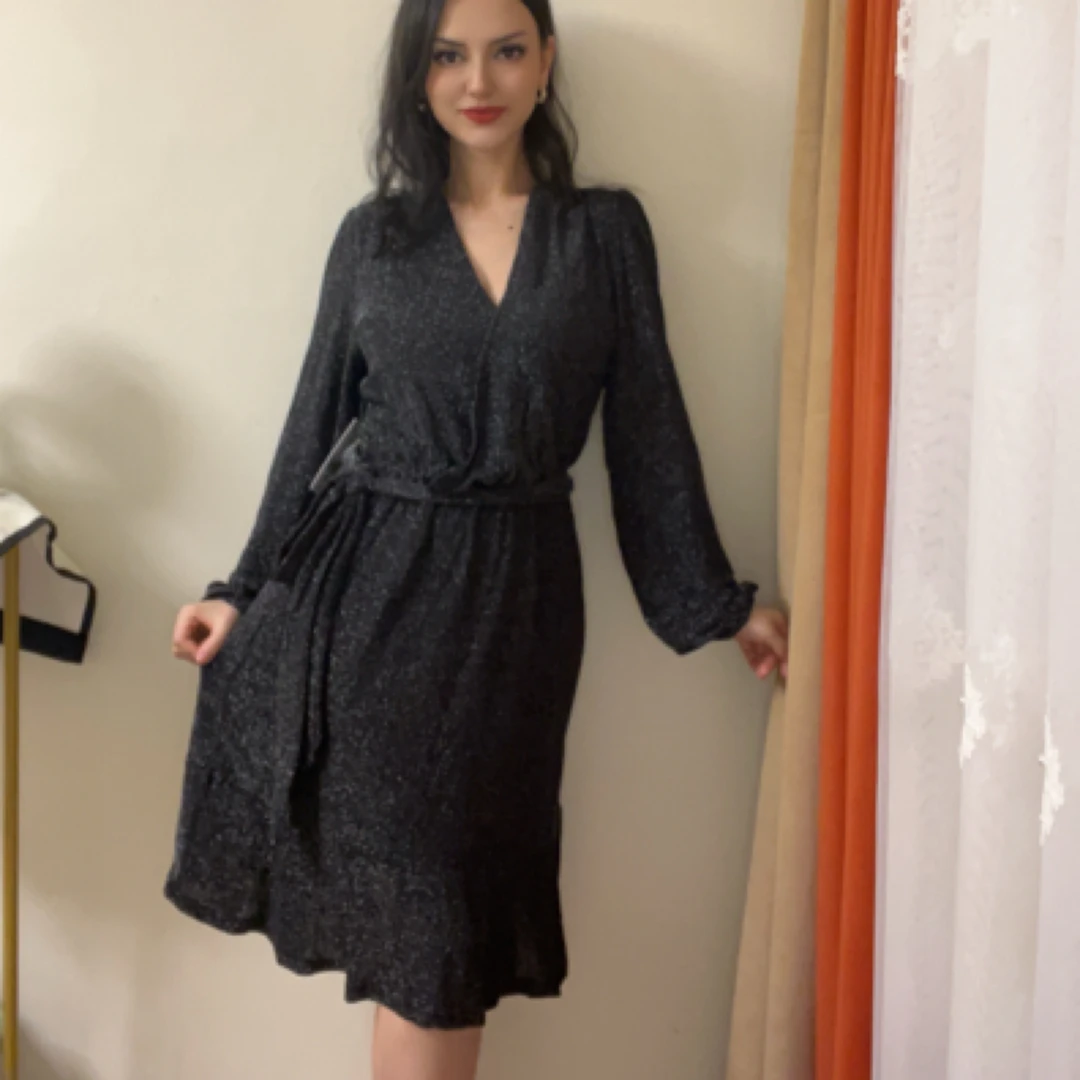 V领百搭蕾丝中长款X型裙显瘦气质连衣裙休闲极简风设计师打底