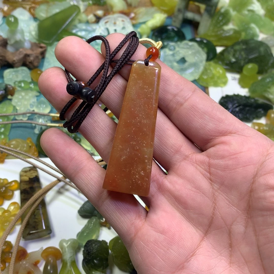 岫玉颈饰未镶嵌微*牌子