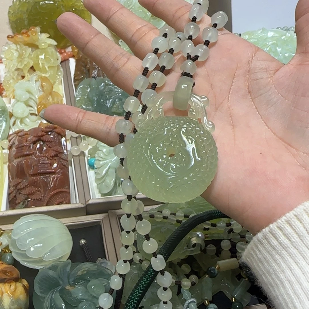 未镶嵌蛇纹石玉吊坠