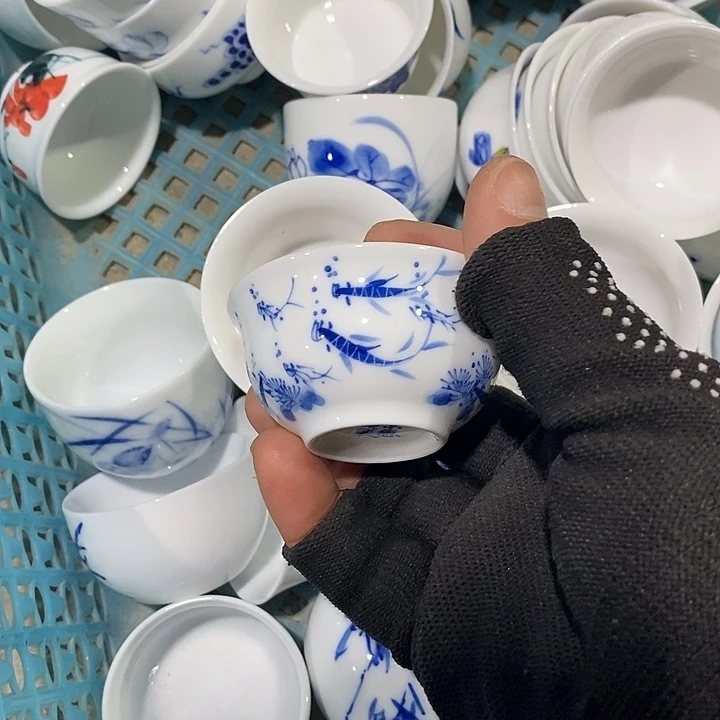 摆件景德镇窑的瓷器主要以瓷器和