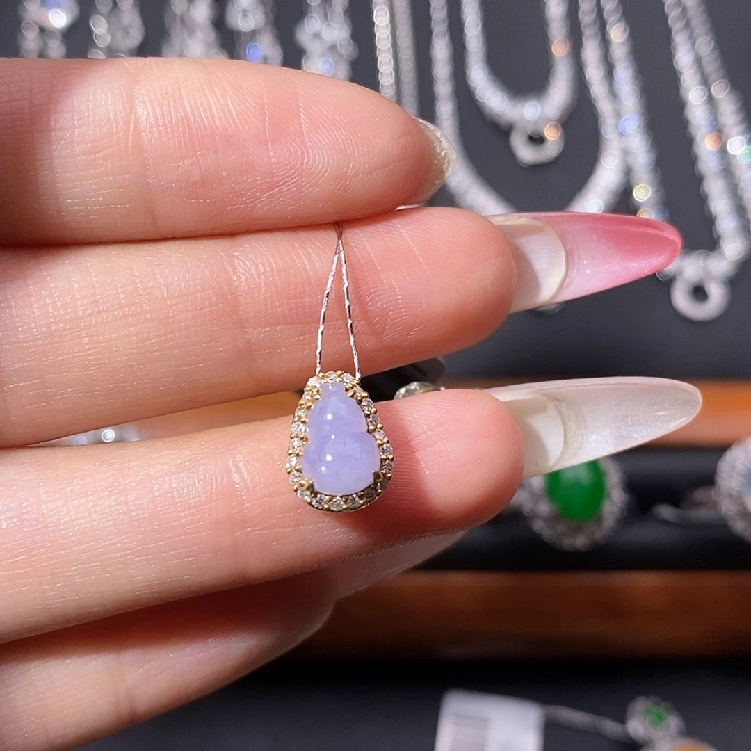 翡翠18K金镶嵌颈饰葫芦