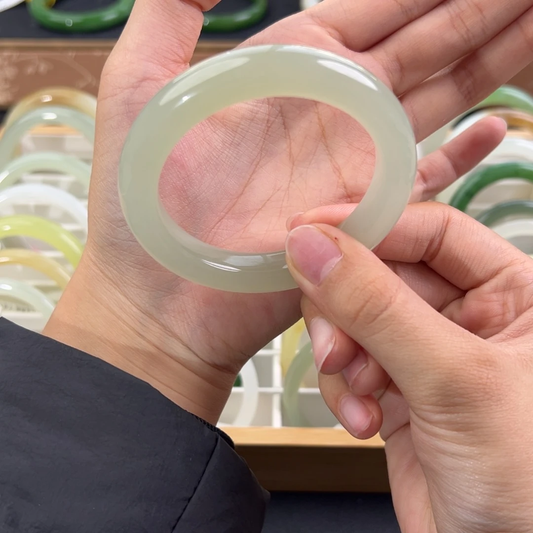 和田玉未镶嵌手镯有细纹