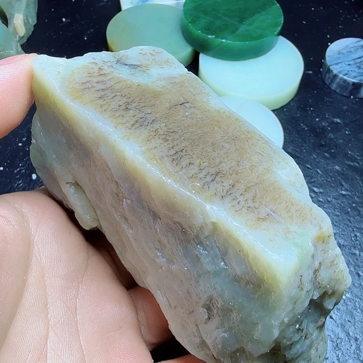 和田玉（糖玉）未镶嵌珠宝奇石