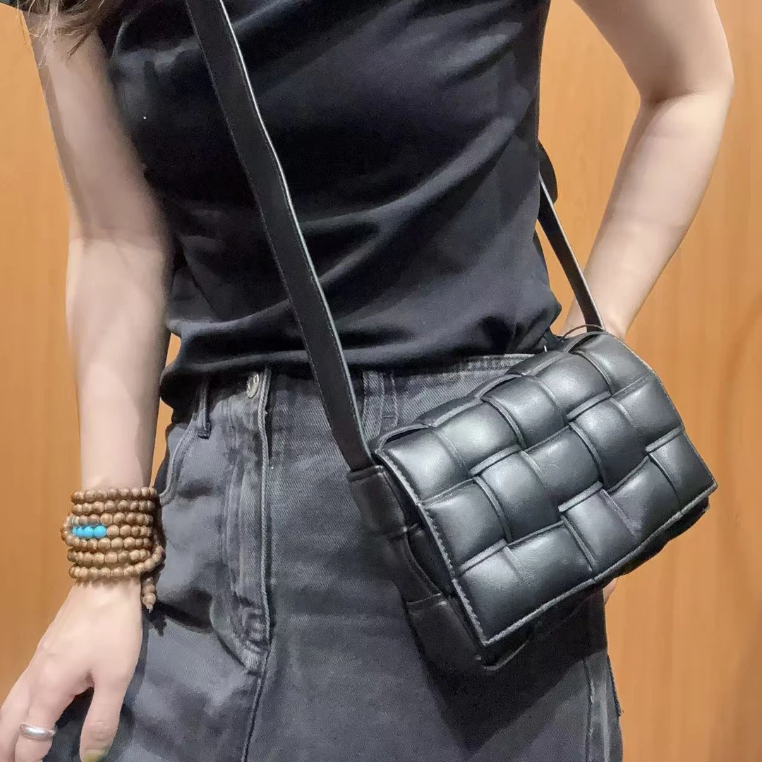 95新 BOTTEGA VENETA/葆蝶家 【蕾】 99 0964 黑色小号枕头包