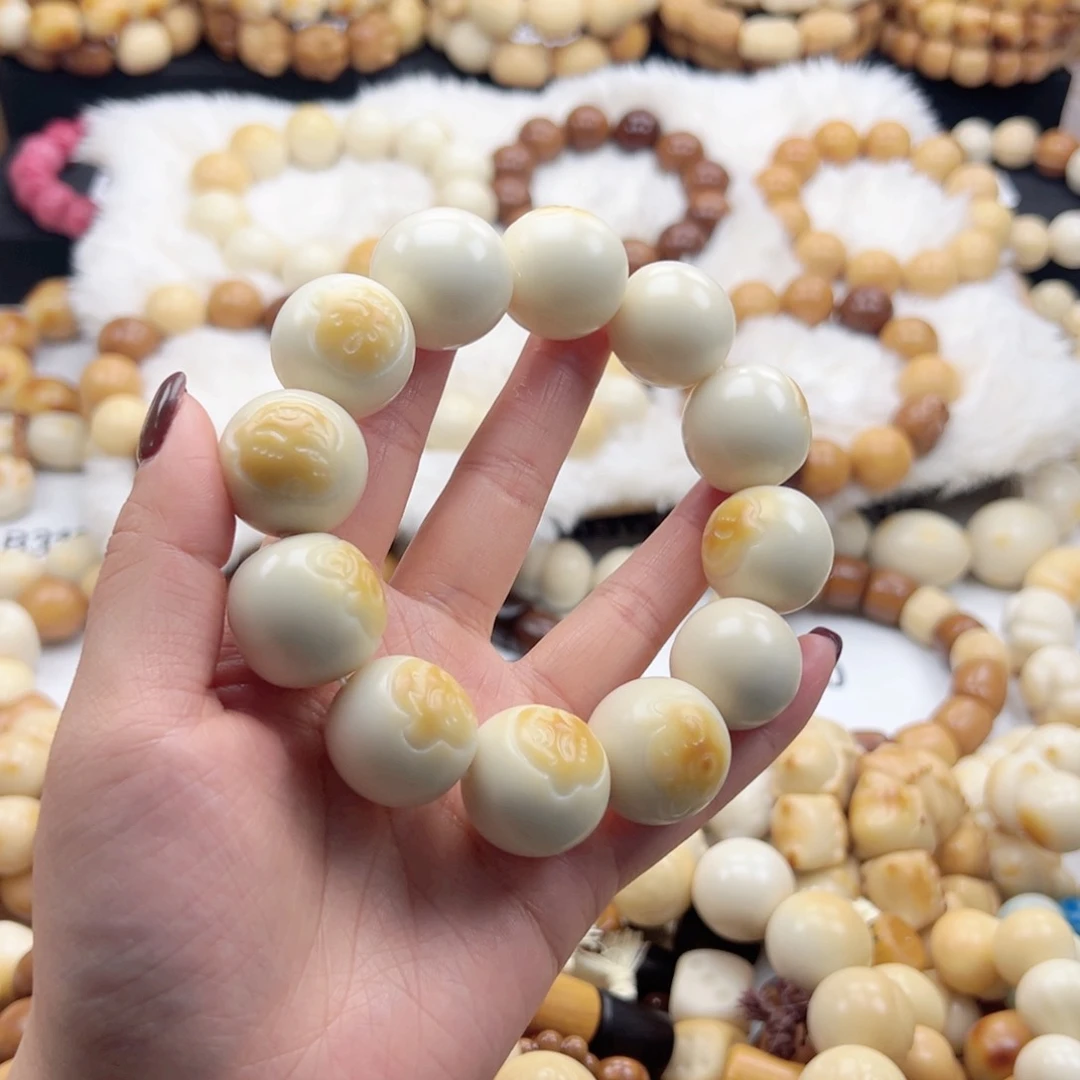 吊坠白玉菩提白烤色小新全家福23卡