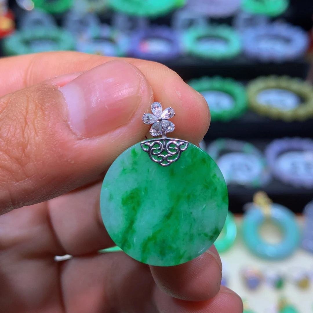 翡翠18K金镶嵌颈饰