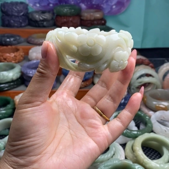 未镶嵌雕花手镯石英质玉