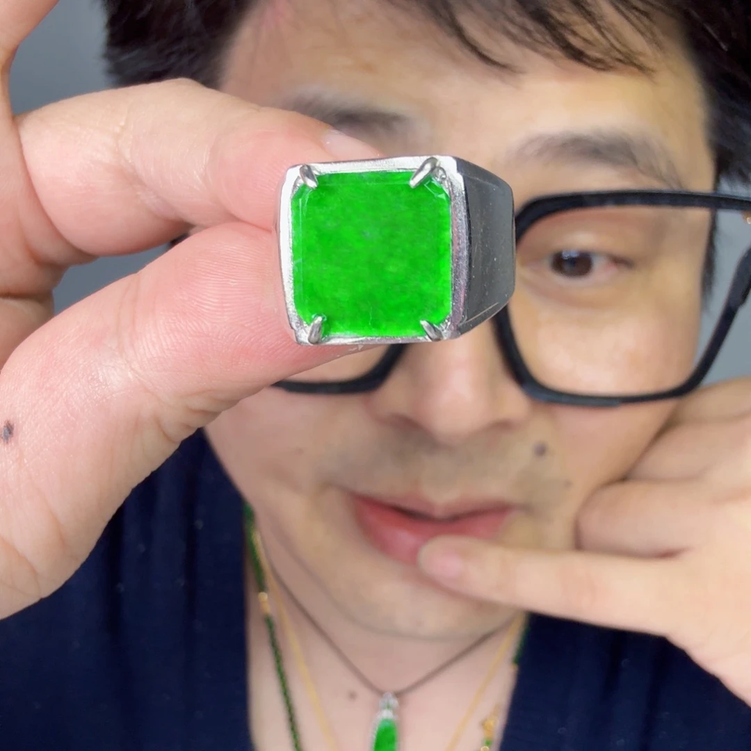 翡翠未镶嵌颈饰一件