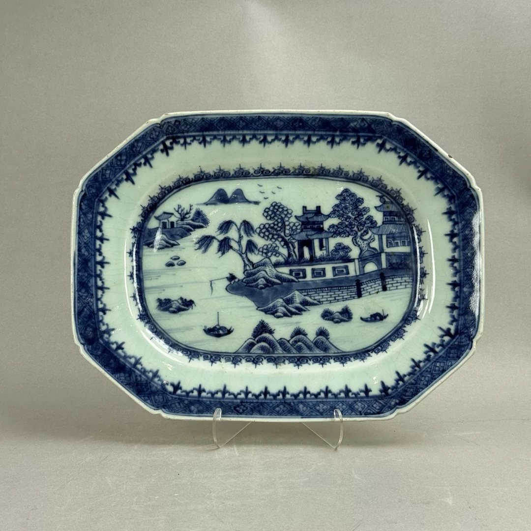 25072802清乾隆青花山水楼阁八方长盘 长约33cm A2015