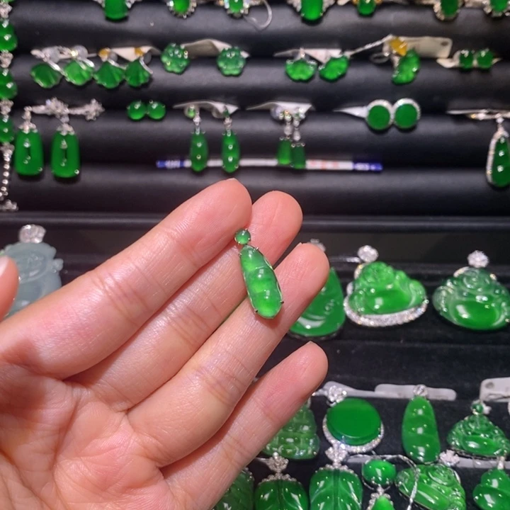 翡翠18K金镶嵌吊坠(不含链)豆豆四季豆福豆