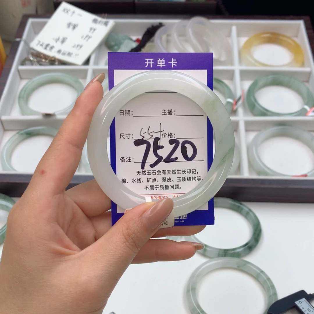 胜***^石英质玉未镶嵌手镯