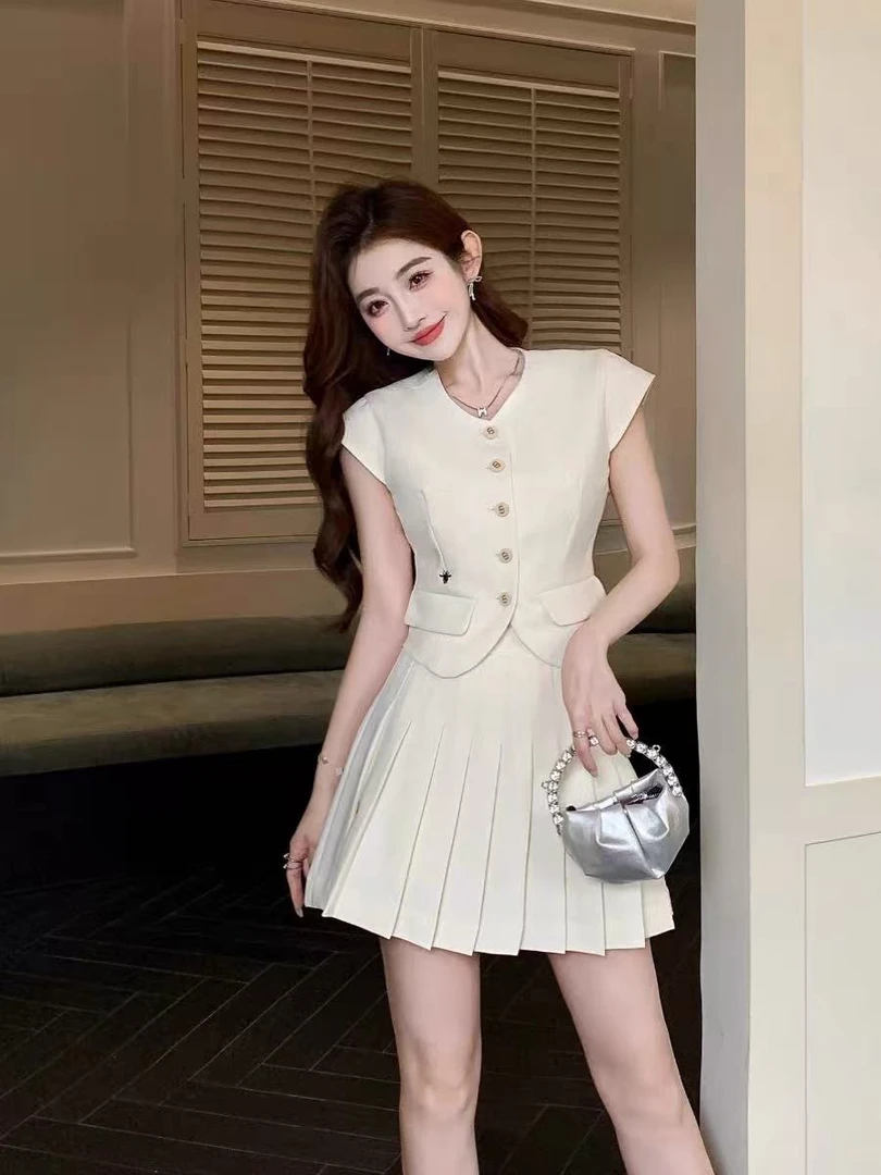 2025新款小蜜蜂刺绣小香风高级感小众设计上衣百褶短裙减龄套装女