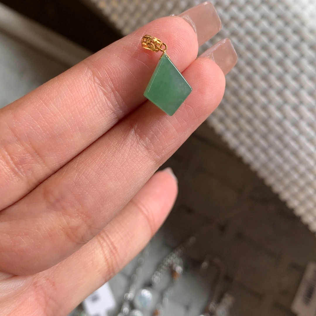 颈饰18K金镶嵌翡翠b****u吊坠