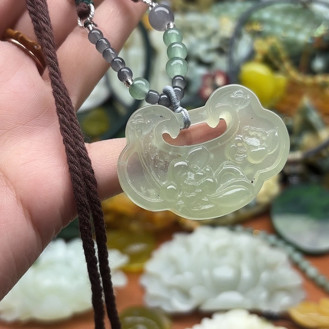 蛇纹石玉未镶嵌颈饰