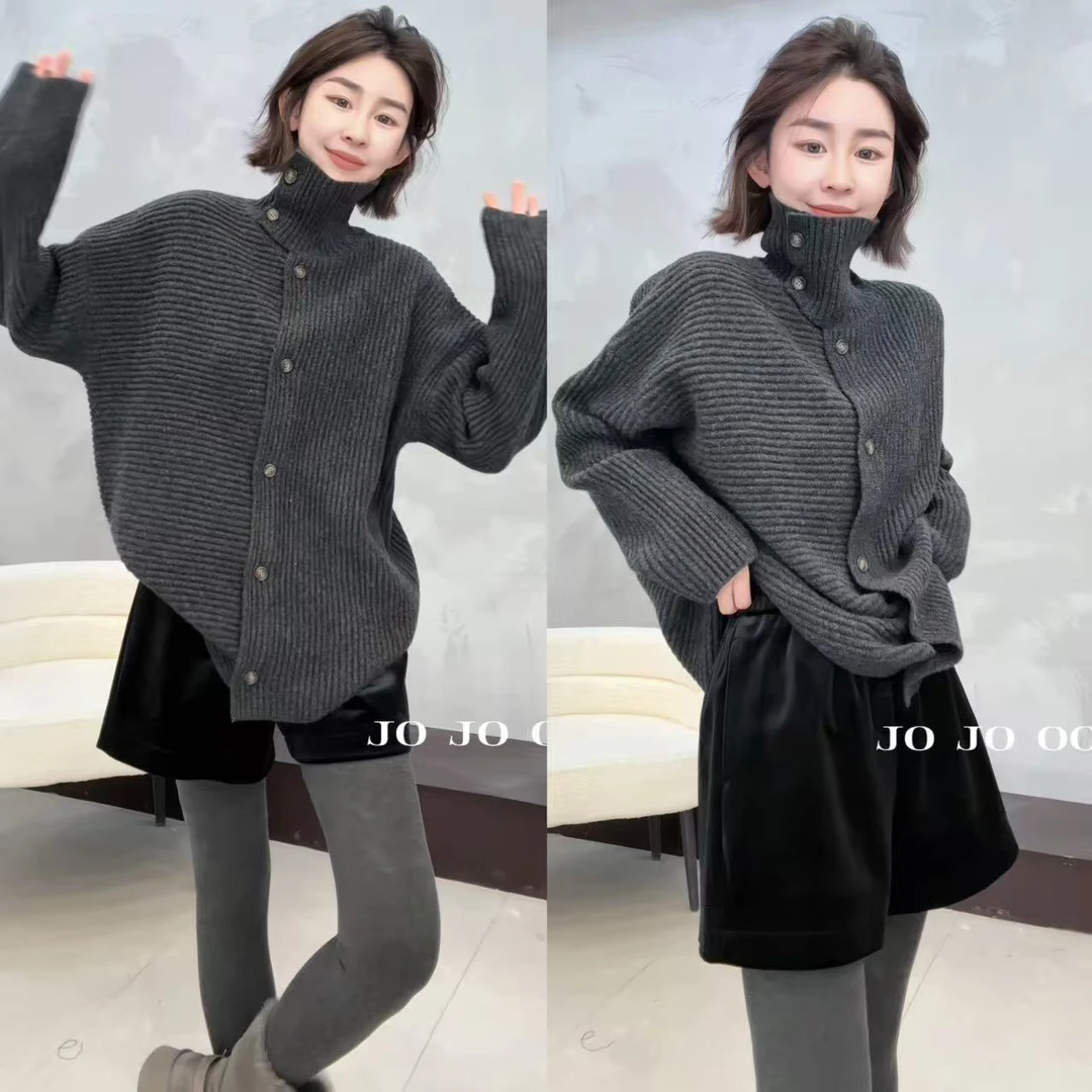 玖了个玖 2025冬款 极简百搭两粒扣高领坑条毛衣开衫 2511C8216