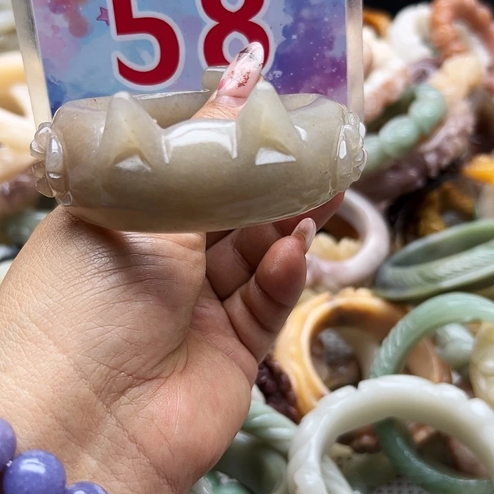 未镶嵌手镯石英岩玉