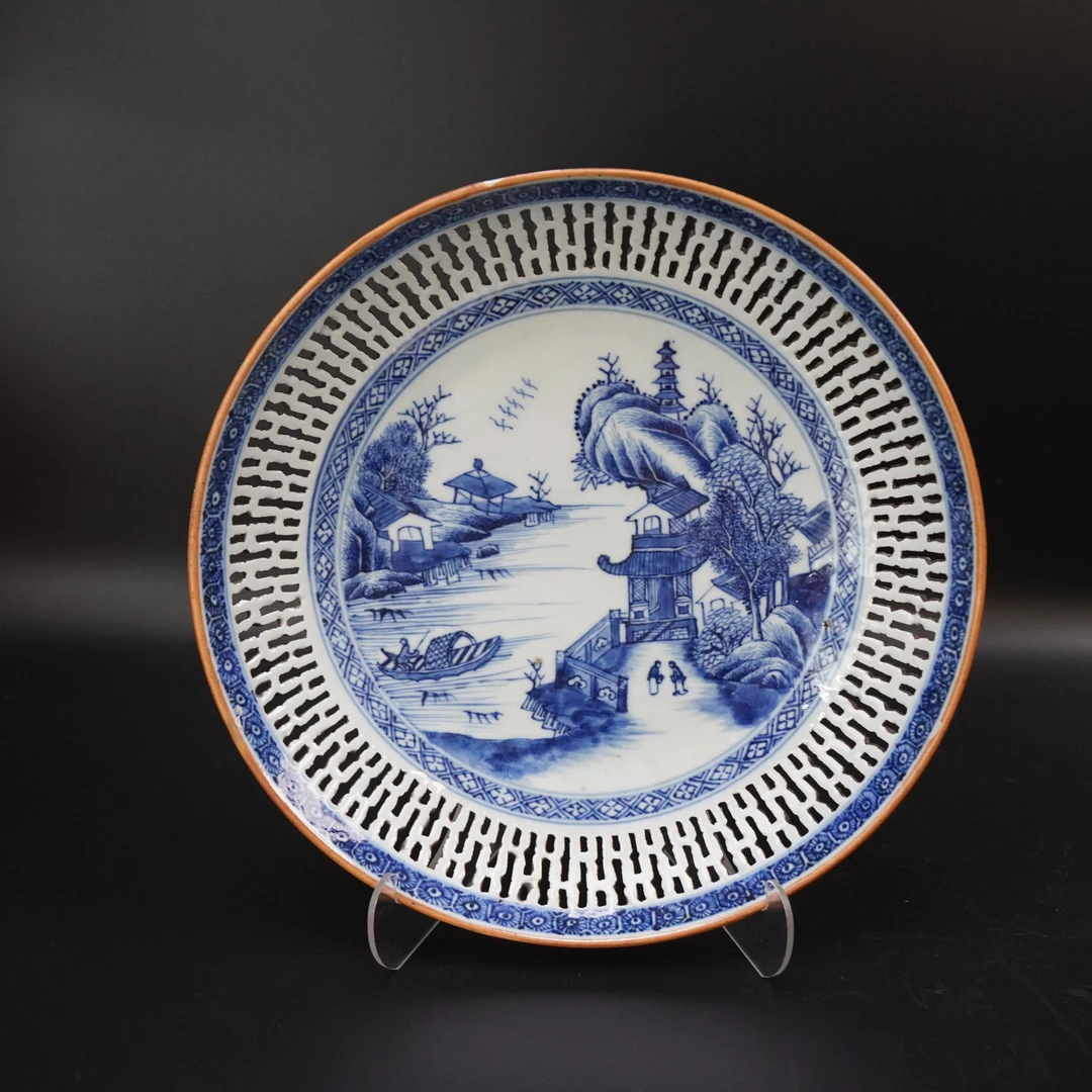 Lot.25100822清乾隆青花亭台楼阁山水纹镂空盘 直径：约28cm