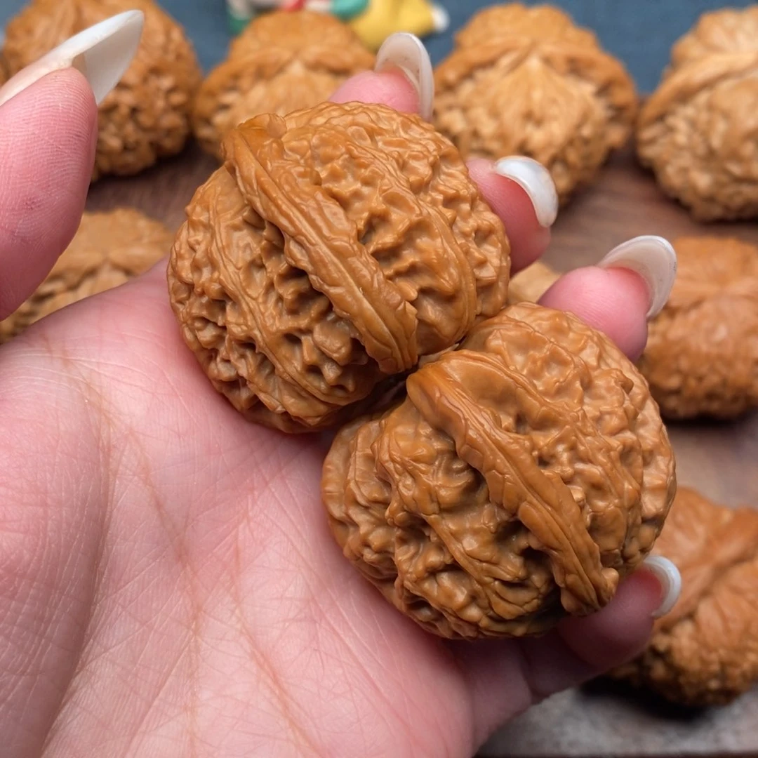 文玩核桃把件红皮粗棱球白42