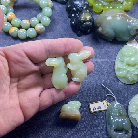 颈饰未镶嵌和田玉（糖玉）一***行