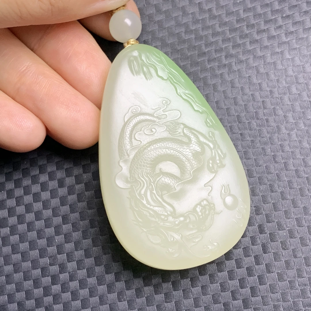 和田玉翠青水滴龙牌吊坠